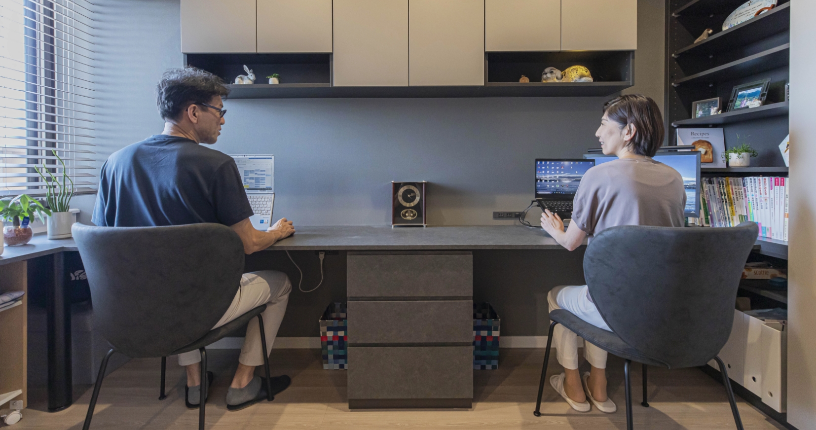 ご夫婦が相談している様子