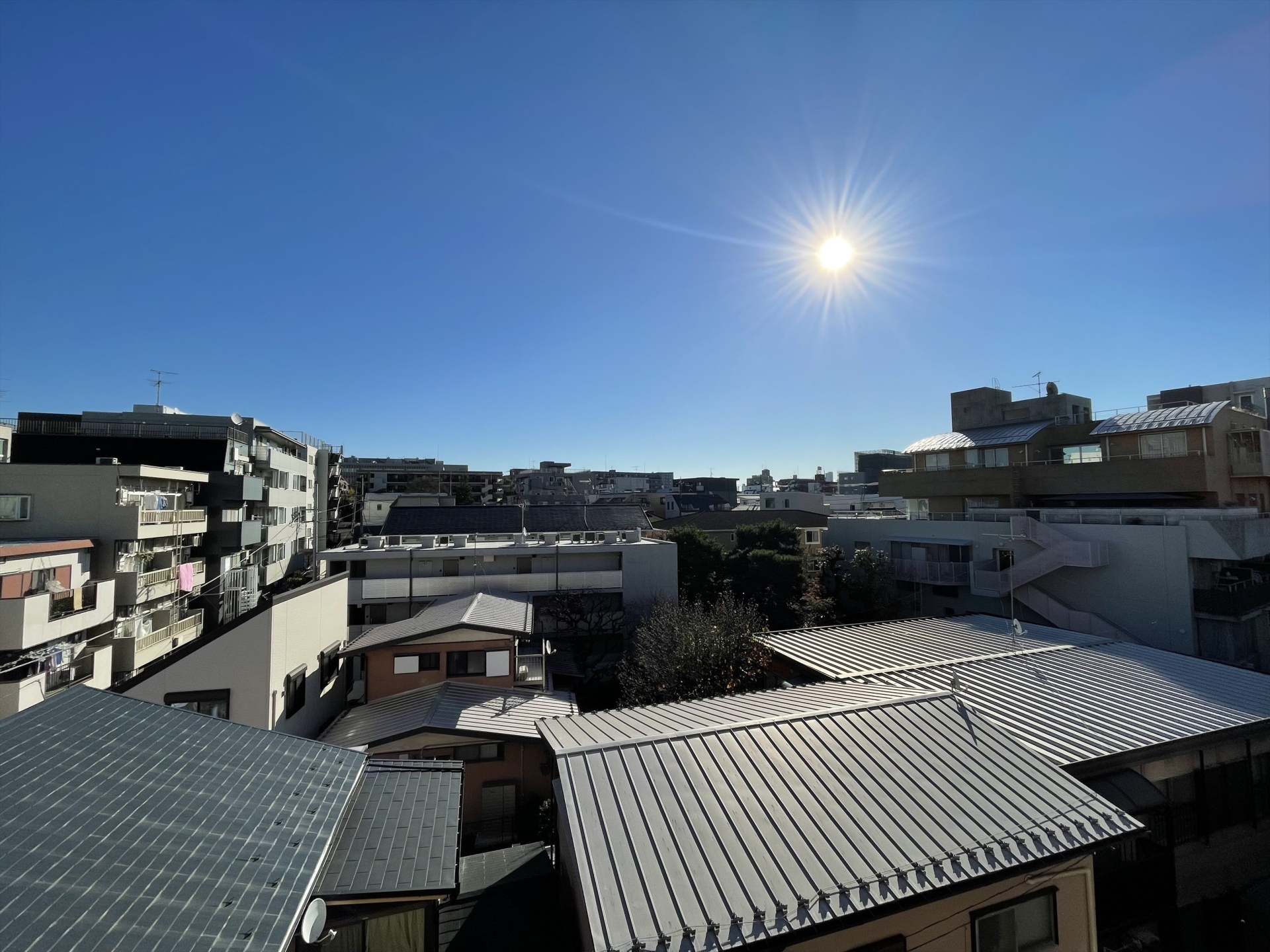 バルコニー／バルコニーからの眺望。目の前を遮る建物がなく、明るく開放的な空間です。(2025年10月)