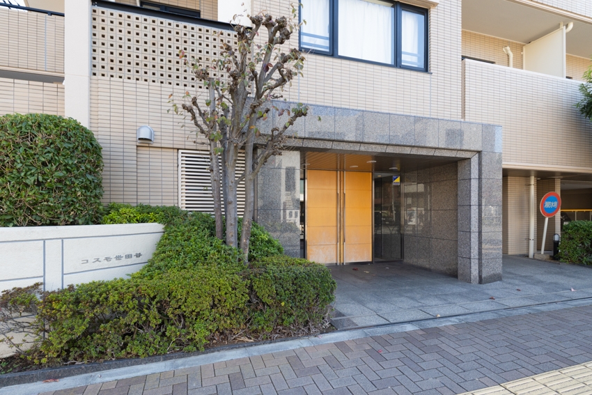 エントランス／植栽も丁寧にメンテナンスされています(2025年11月)