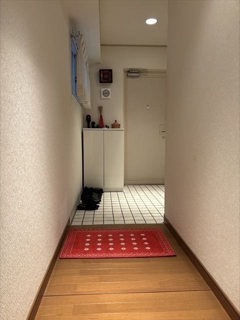 その他内観／廊下。明るさと通風を確保した玄関空間。(2026年6月)