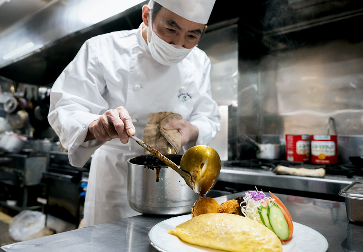 兵藤 智さんが調理している映像