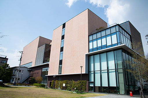 ゆいの森あらかわ（中央図書館）