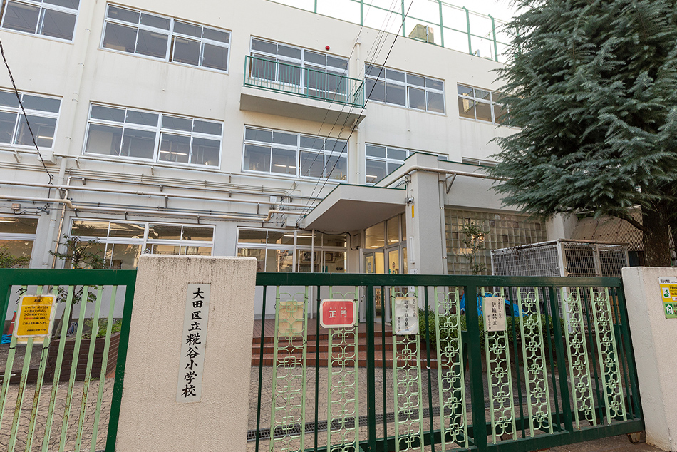 区立糀谷小学校へ徒歩3分（画像：約170ｍ）、区立糀谷中学校へ徒歩１分（約30ｍ）