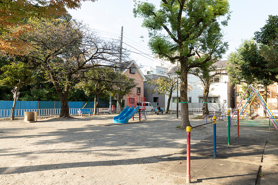 お子さまが遊べる遊具のある西糀谷三丁目児童公園へ徒歩1分（約80ｍ）