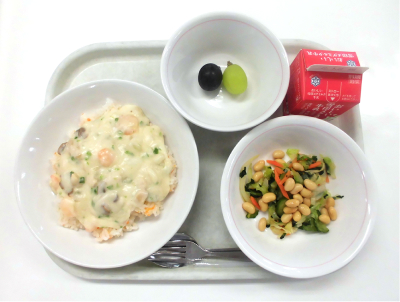 大人気の給食「えびクリームライス」提供写真