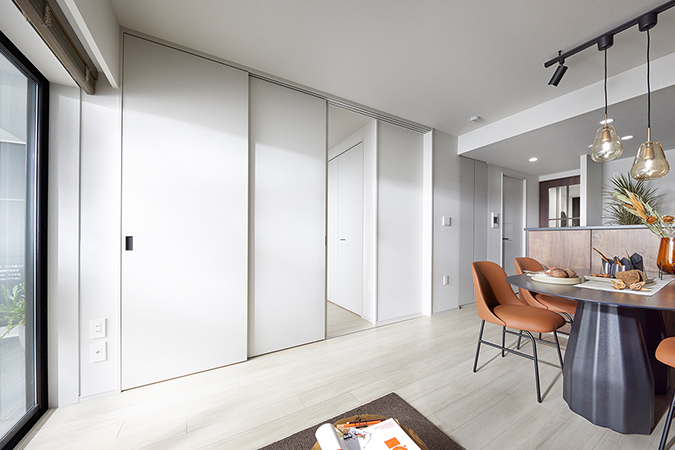 イニシアラウンジ三田／3LDKコンセプトルーム リビングダイニング写真（2022年1月撮影）