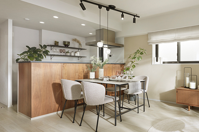 イニシアラウンジ三田／3LDKコンセプトルーム リビングダイニング写真（2024年5月撮影）