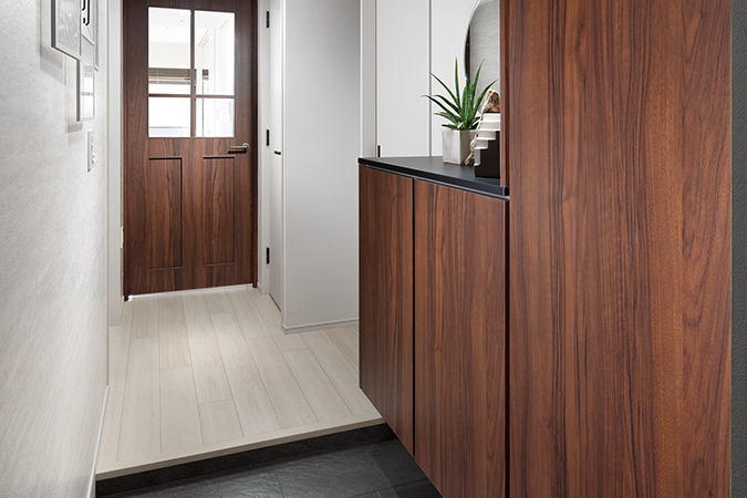 イニシアラウンジ三田／3LDKコンセプトルーム 玄関写真（2022年1月撮影）