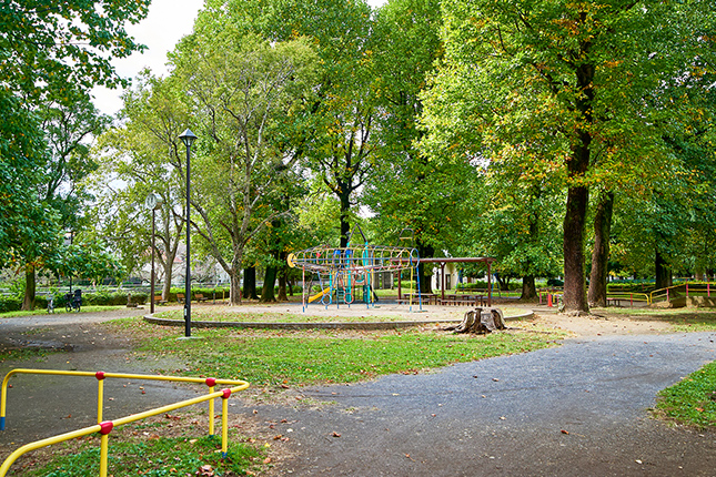 ヒコーキ広場（約860m〜900m／徒歩11分〜12分）