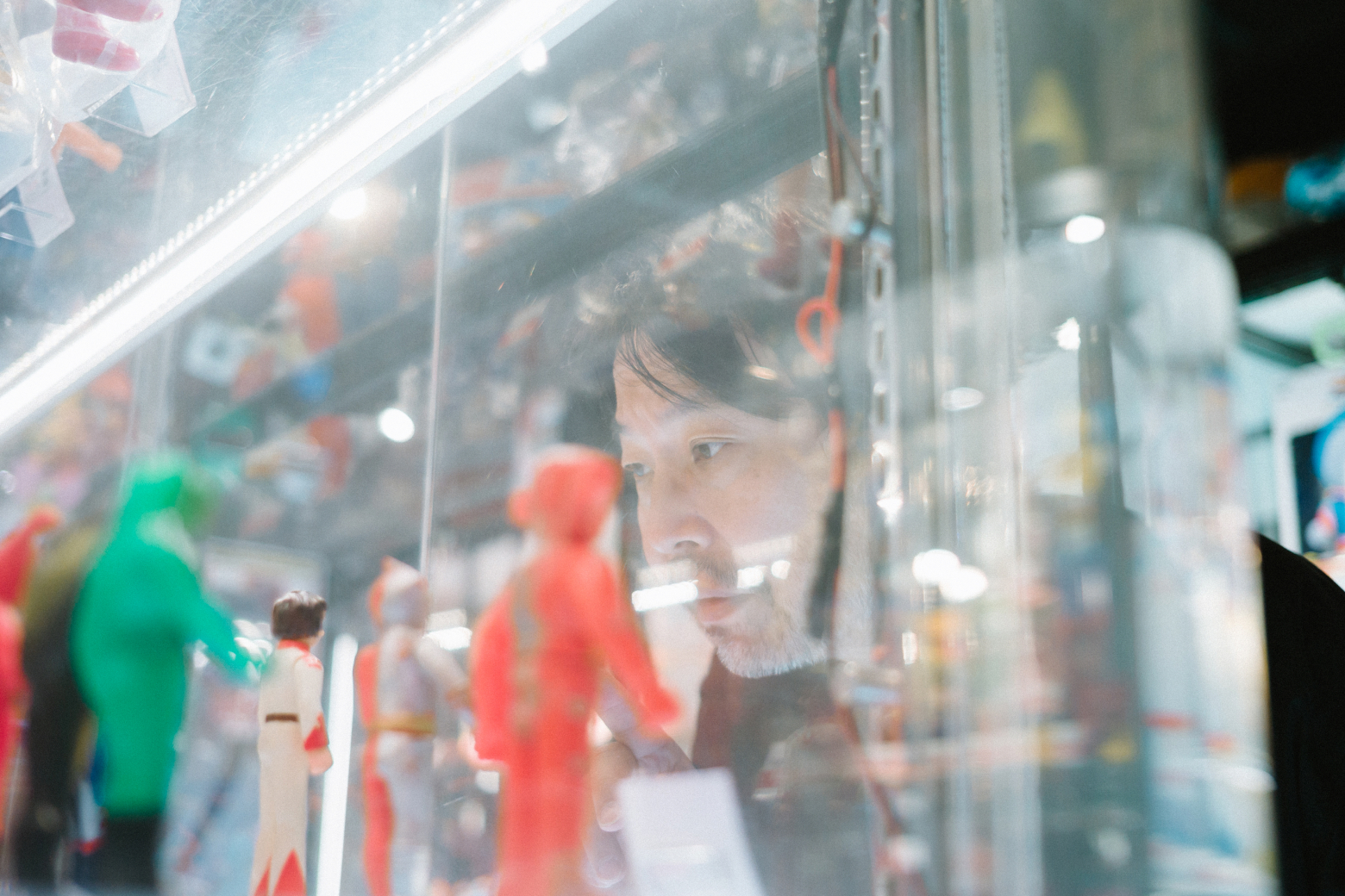 中野ブロードウェイでフィギュアを見る曽我部 恵一さん