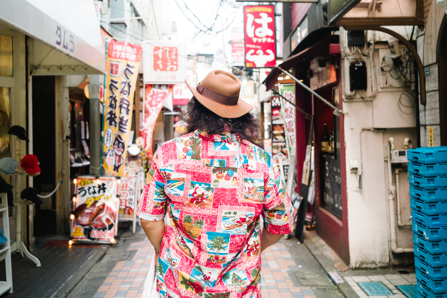 商店街の後ろ姿
