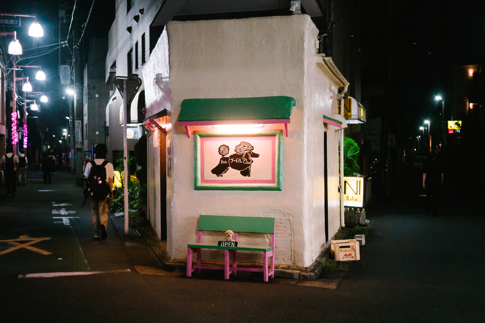 バー外観