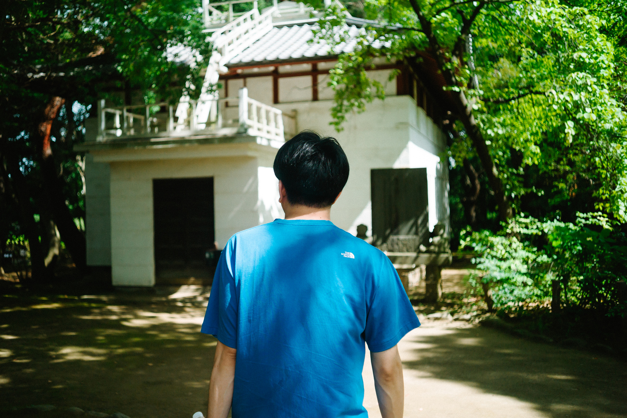 公園の建物へ向かう大童 澄瞳さん