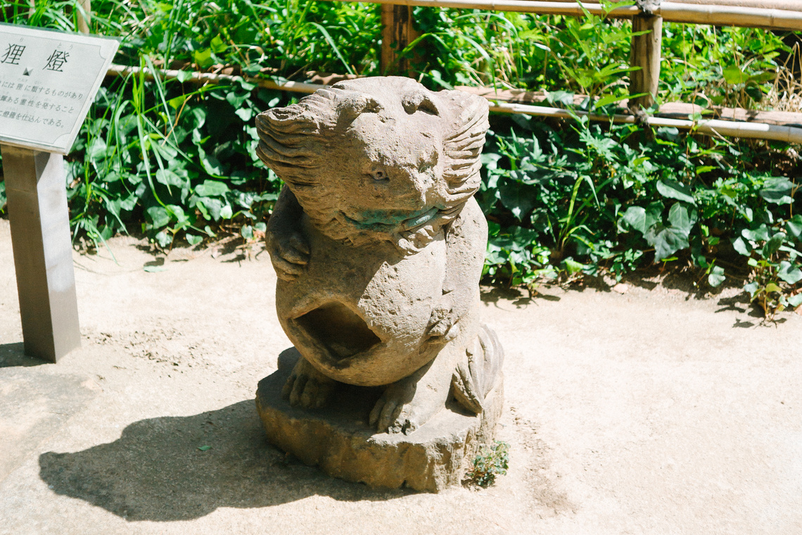 狸燈の像