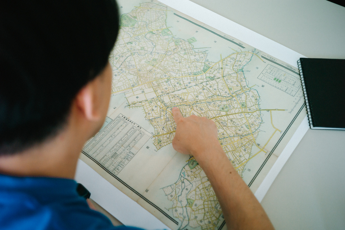 古地図を指さす大童 澄瞳さん