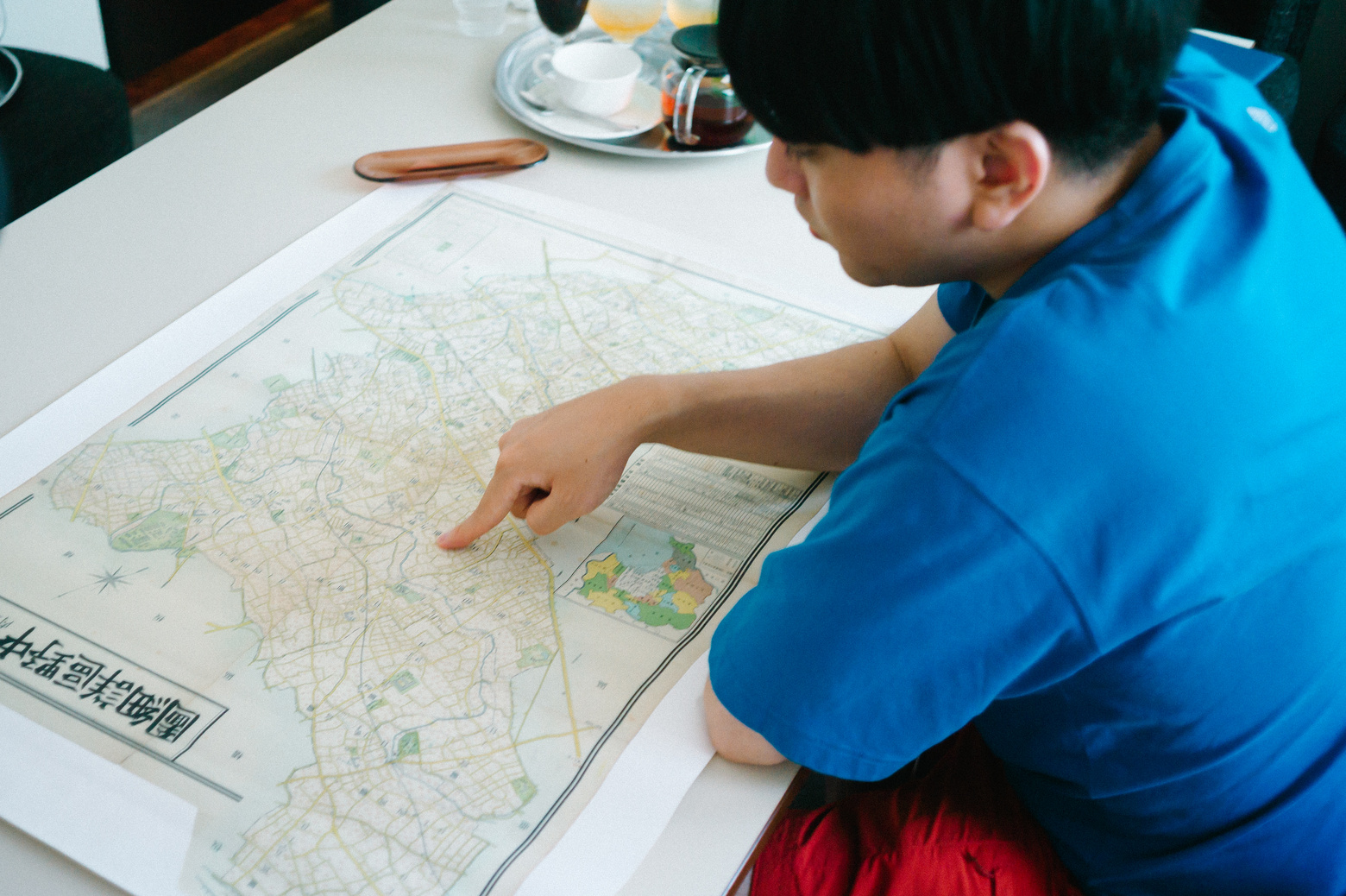 1941年の古地図を指さす大童 澄瞳さん